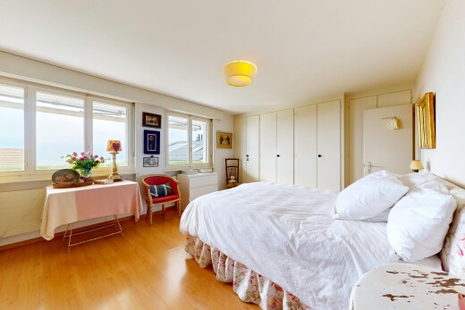chambre avec sol en finition bois, wood finish floor, lumière naturelle, natural light, et inside property