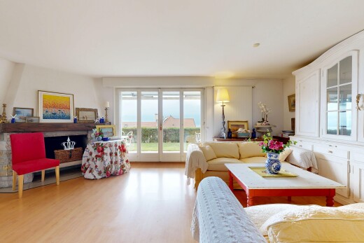 salon avec lumière naturelle, natural light, inside property, sol en finition bois, et wood finish floor