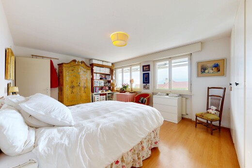 chambre avec wood finish floor, sol en finition bois, natural light, lumière naturelle, et inside property