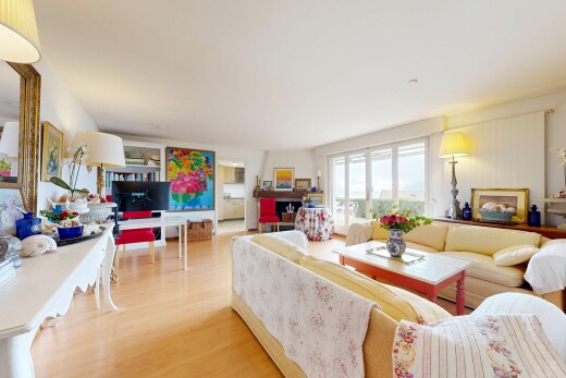 wohnzimmer mit natural light, natürliches licht, inside property, wood finish floor, und holzfußboden