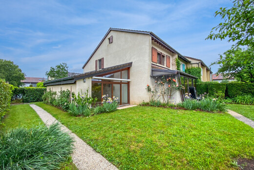 außenansicht mit wintergarten, day time, stuckverkleidung, property visible, und rasen
