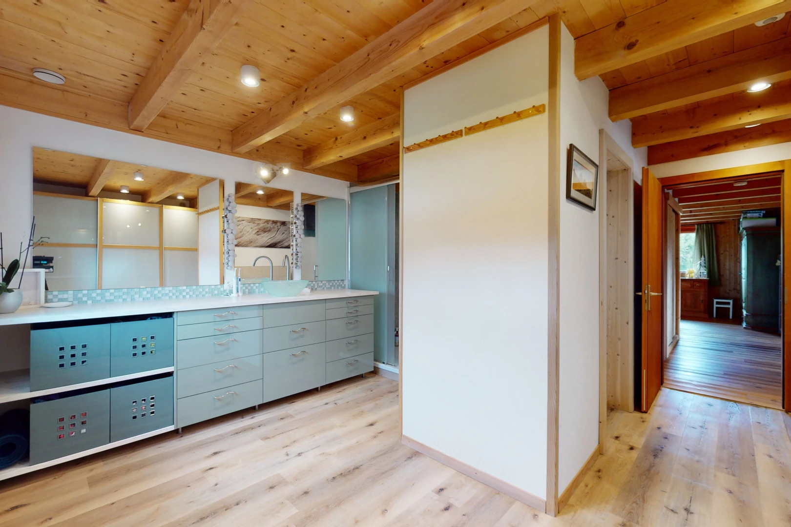 cuisine avec poutres apparentes, plan de travail, plancher de bois, et plafond de bois