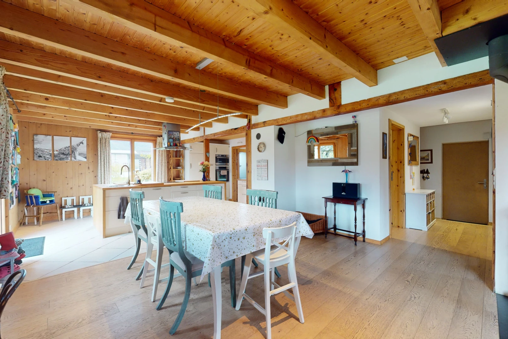 salle à manger avec plafond de bois, plancher de bois, carrelage, poutres apparentes, et lumière naturelle