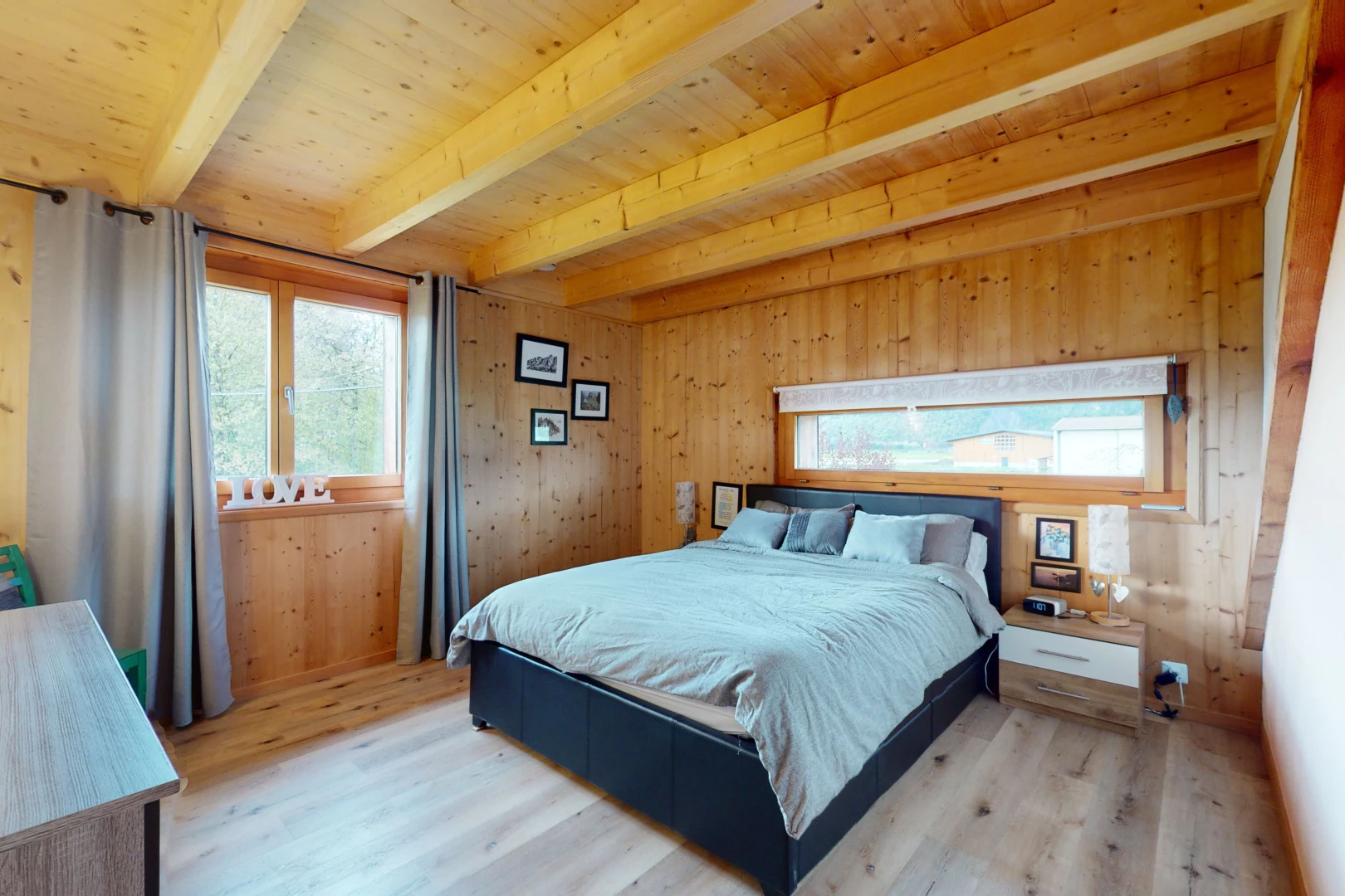 chambre avec lumière naturelle et mur en bois