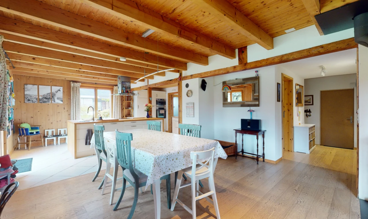 salle à manger avec plafond de bois, plancher de bois, carrelage, poutres apparentes, et lumière naturelle