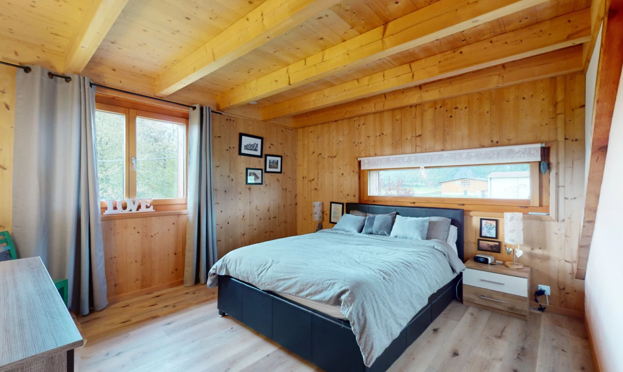chambre avec lumière naturelle et mur en bois