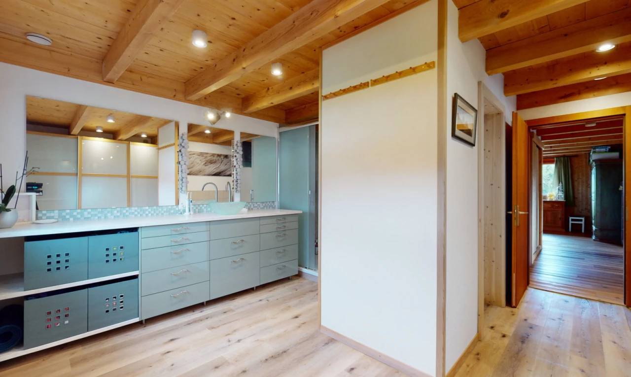 cuisine avec poutres apparentes, plan de travail, plancher de bois, et plafond de bois