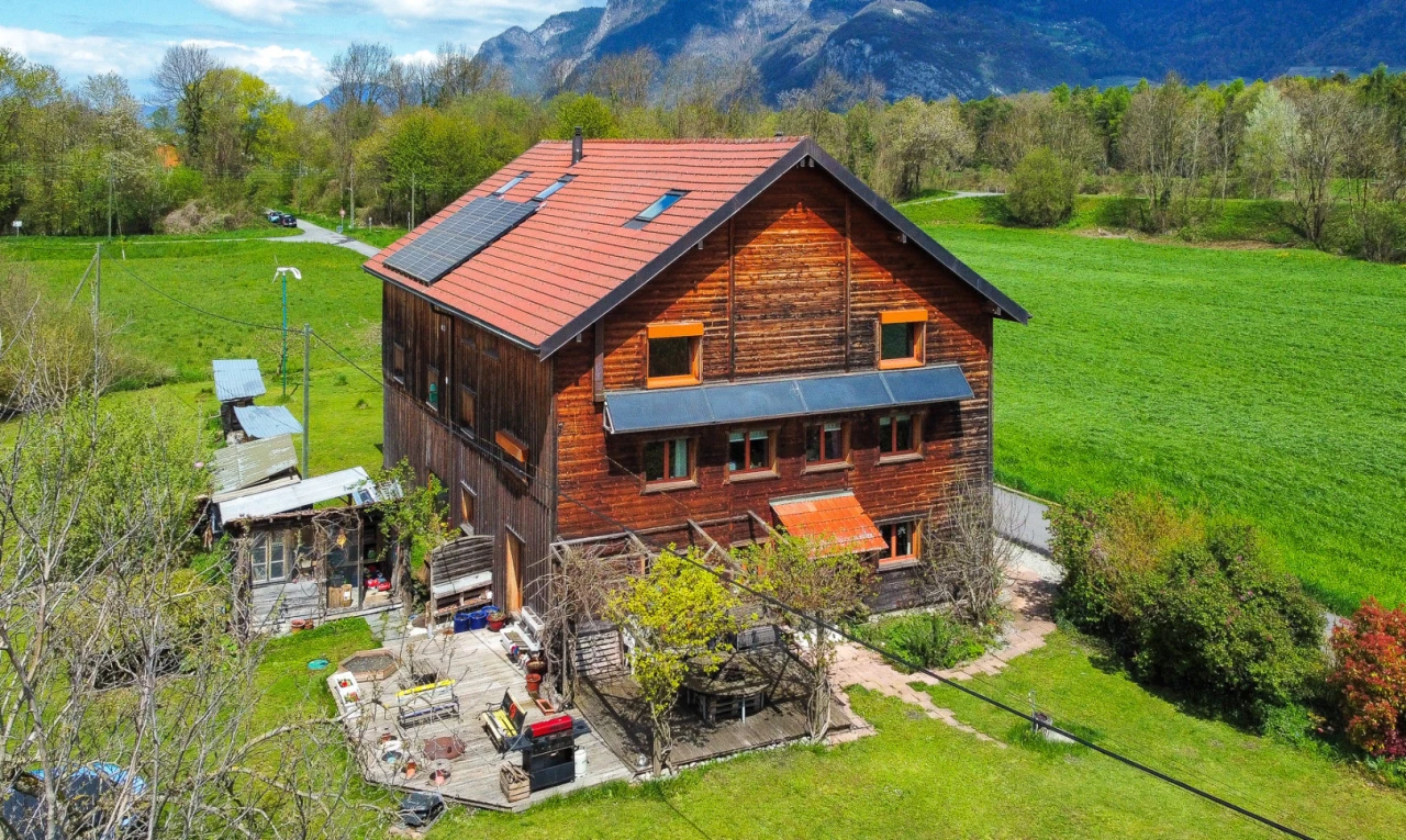 façade avec auvent, pelouse, vue sur la montagne, et vue sur la forêt