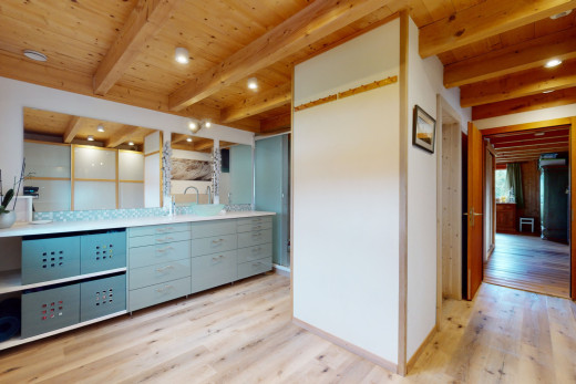 küche mit parkettboden, arbeitsplatten, balkendecke, und holzdecke