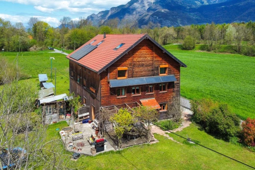 façade avec auvent, pelouse, vue sur la montagne, et vue sur la forêt