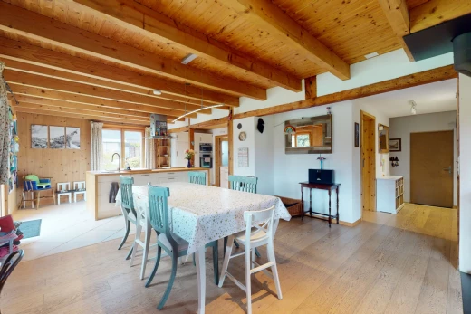 salle à manger avec plafond de bois, plancher de bois, carrelage, poutres apparentes, et lumière naturelle