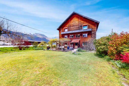 façade avec vue sur la montagne et pelouse