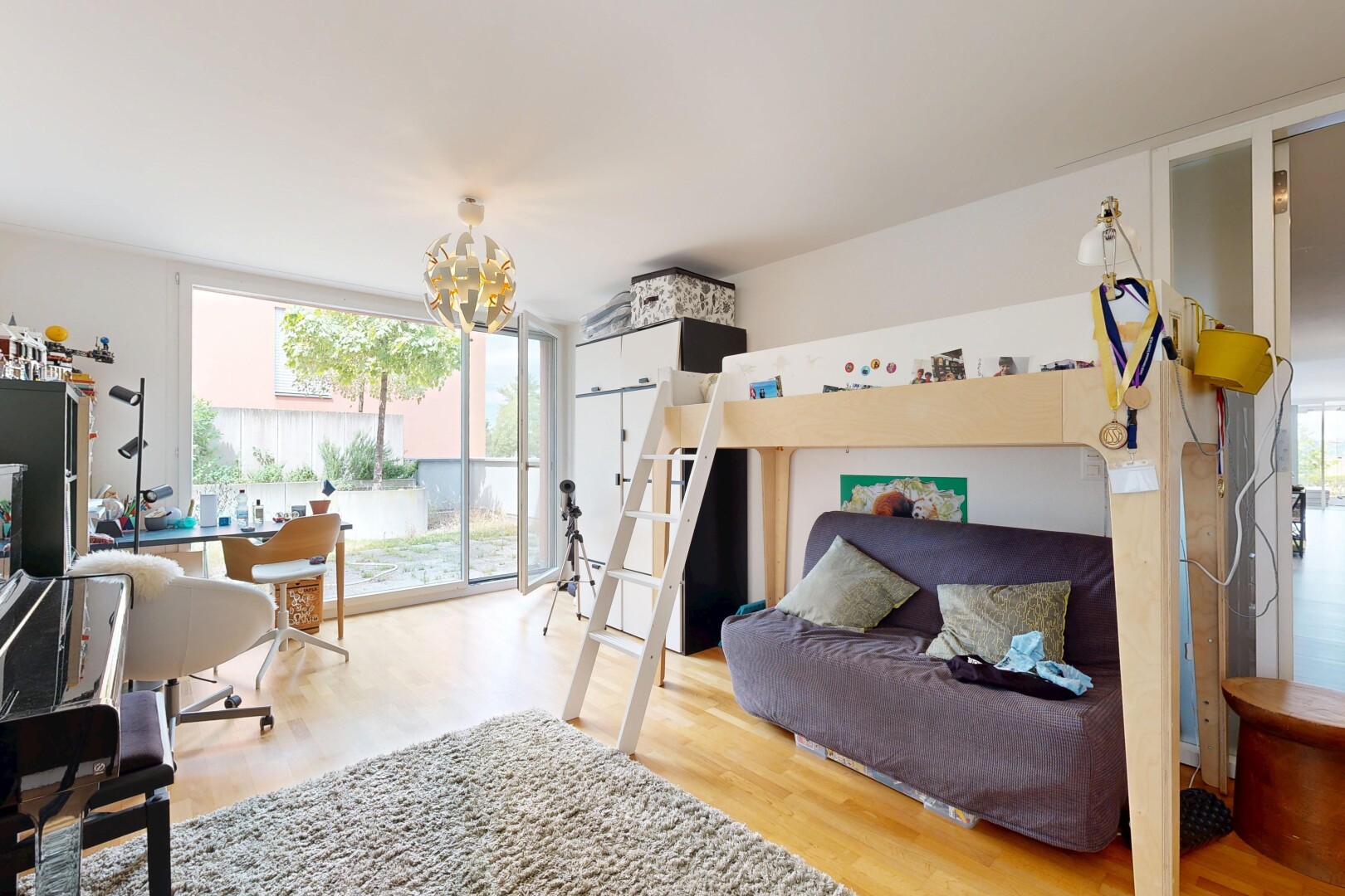 salon avec inside property, wood finish floor, sol en finition bois, espace bureau, et floor ceiling windows