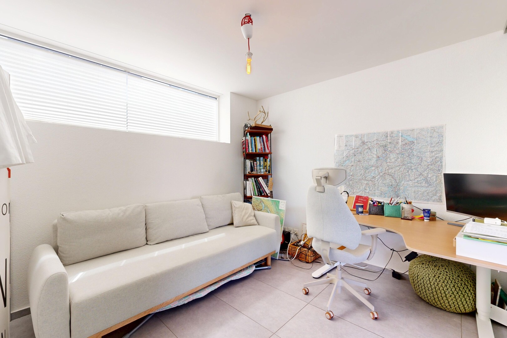 salon avec télévision, drywall, cloison sèche, tile floor, et sol en carrelage