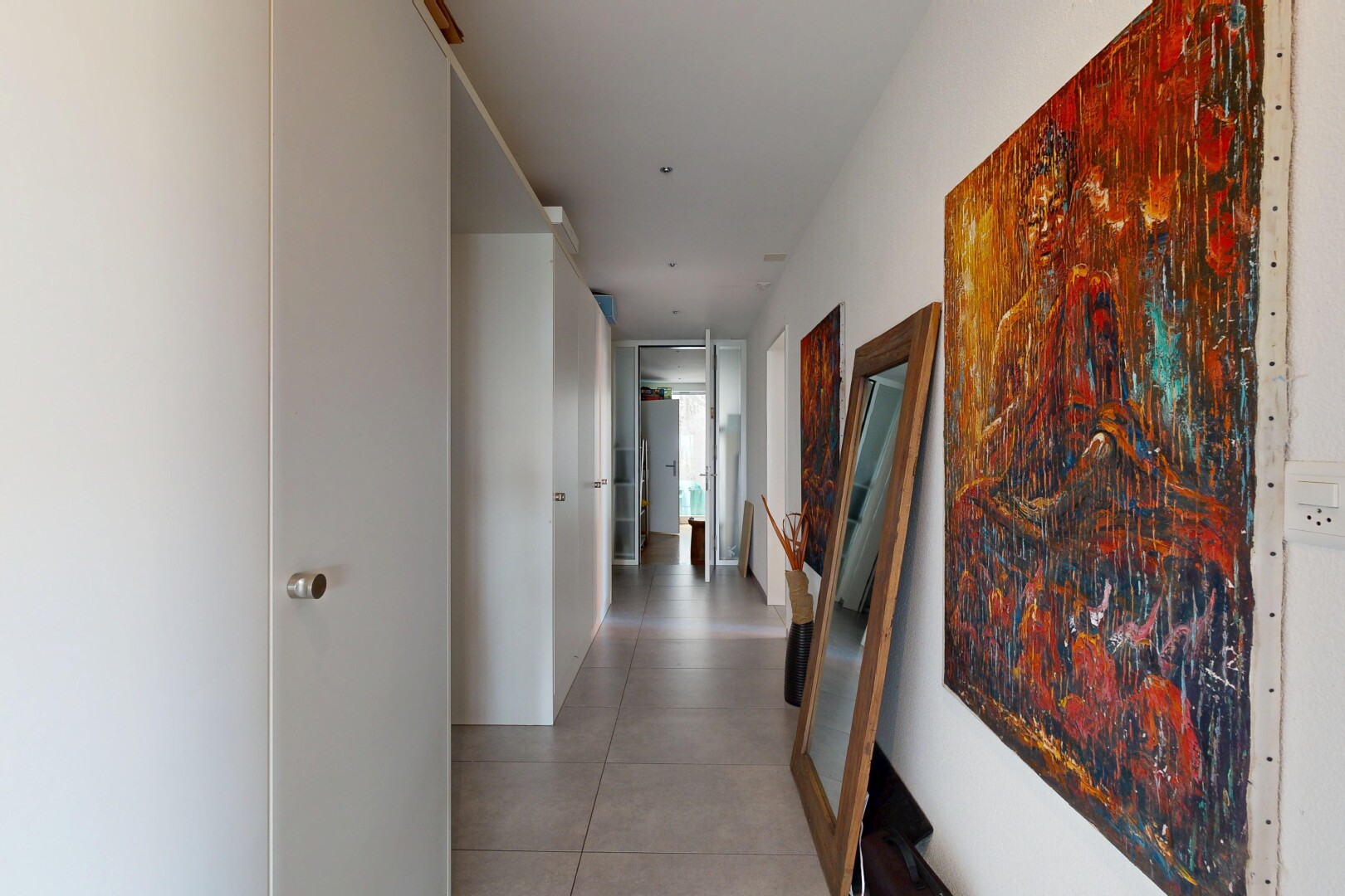 couloir avec inside community, drywall, cloison sèche, et light floor