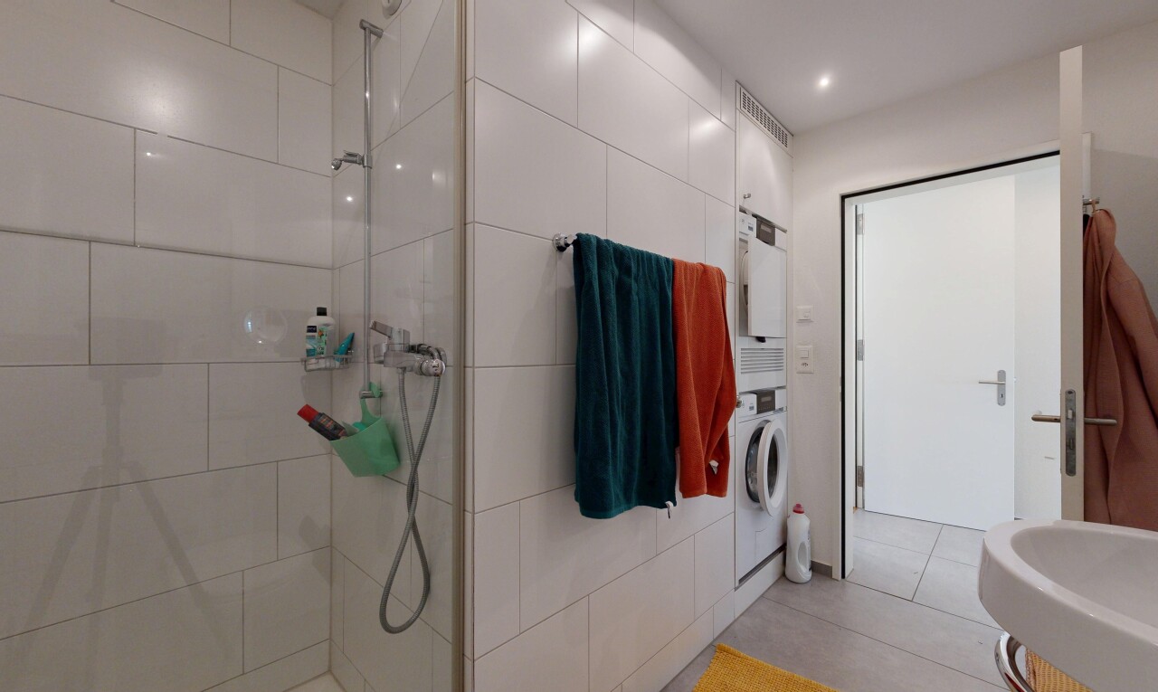 salle de bains avec douche, inside property, lave-linge et sèche-linge, salle de bain complète, et éclairage encastré