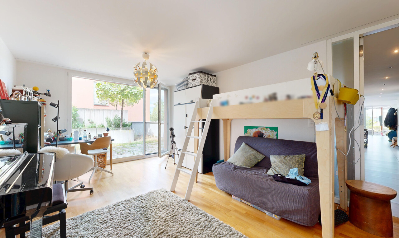 salon avec inside property, wood finish floor, sol en finition bois, espace bureau, et floor ceiling windows