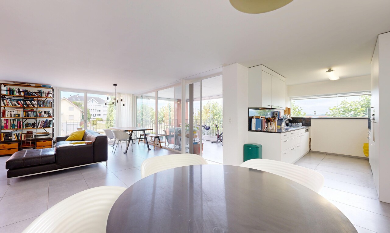 salon / salle à manger avec inside property, floor ceiling windows, light floor, tile floor, et sol en carrelage