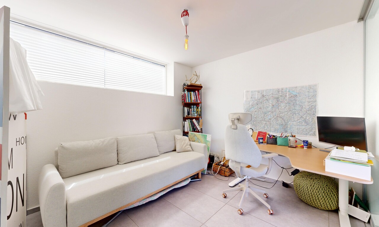 salon avec télévision, drywall, cloison sèche, tile floor, et sol en carrelage