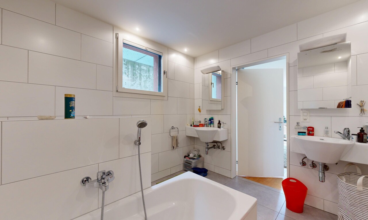 salle de bains avec miroir, bain, tile wall, mur en carrelage, et salle de bain complète