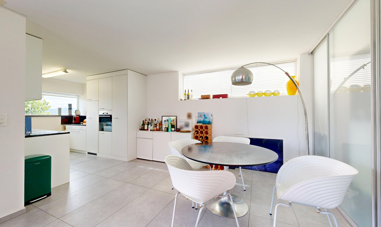 cuisine avec inside community, light floor, white cabinets, armoires blanches, et drywall