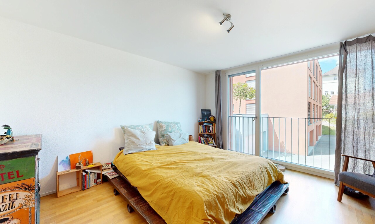 chambre avec inside property, drywall, cloison sèche, wood finish floor, et sol en finition bois