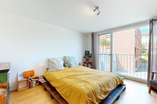 chambre avec inside property, drywall, cloison sèche, wood finish floor, et sol en finition bois