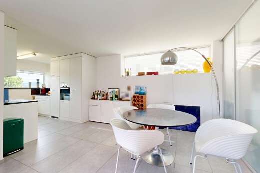 cuisine avec inside community, light floor, white cabinets, armoires blanches, et drywall