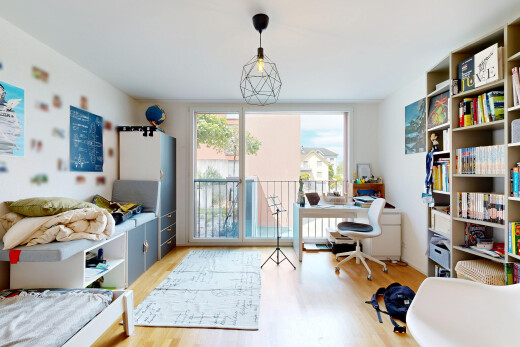 bureau avec drywall, cloison sèche, inside property, wood finish floor, et sol en finition bois