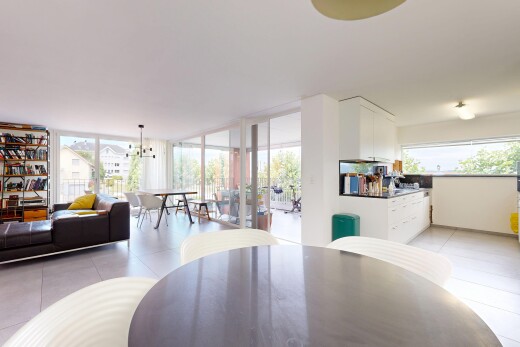 salon / salle à manger avec inside property, floor ceiling windows, light floor, tile floor, et sol en carrelage