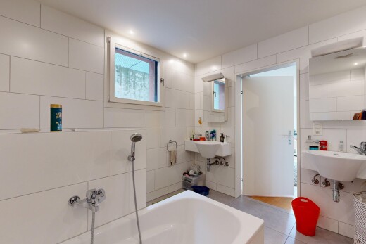 salle de bains avec miroir, bain, tile wall, mur en carrelage, et salle de bain complète