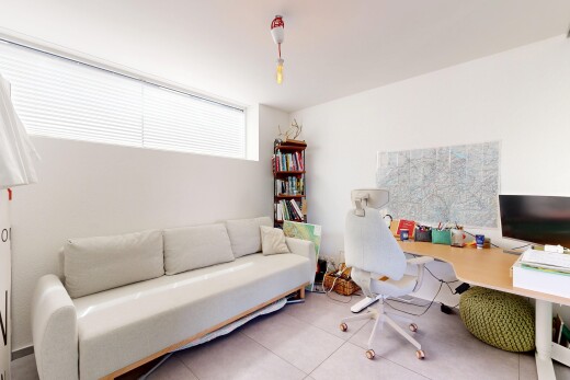 salon avec télévision, drywall, cloison sèche, tile floor, et sol en carrelage
