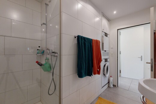 salle de bains avec douche, inside property, lave-linge et sèche-linge, salle de bain complète, et éclairage encastré