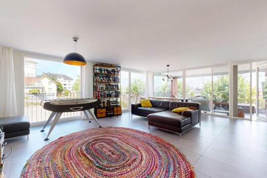 salon avec fenêtres du sol au plafond, inside community, floor ceiling windows, lumière naturelle, et éclairage suspendu