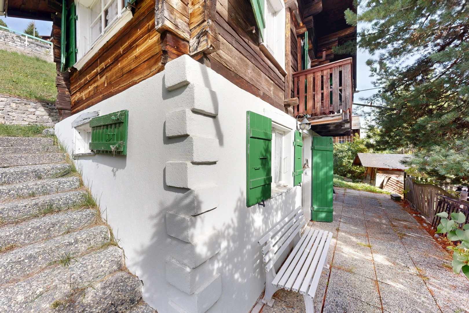 façade avec property visible, from property, et balcon