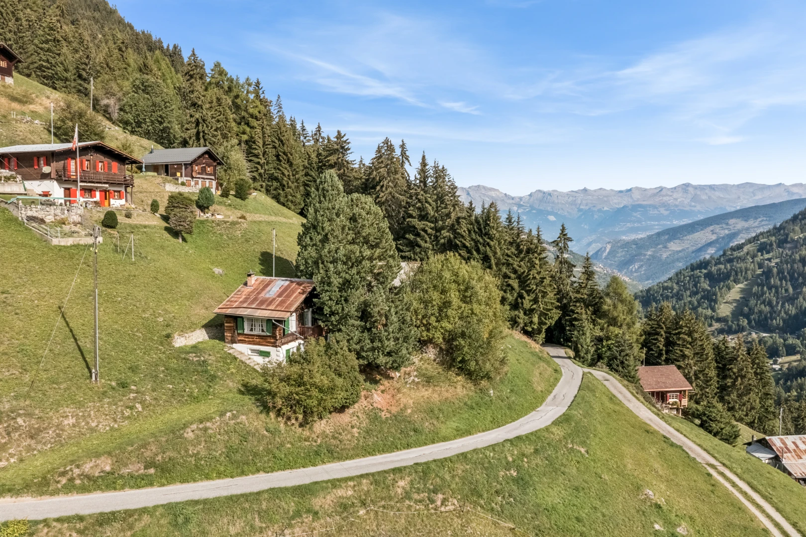 vue sur la montagne avec mountain view, vue sur la montagne, forest view, vue sur la forêt, et day time