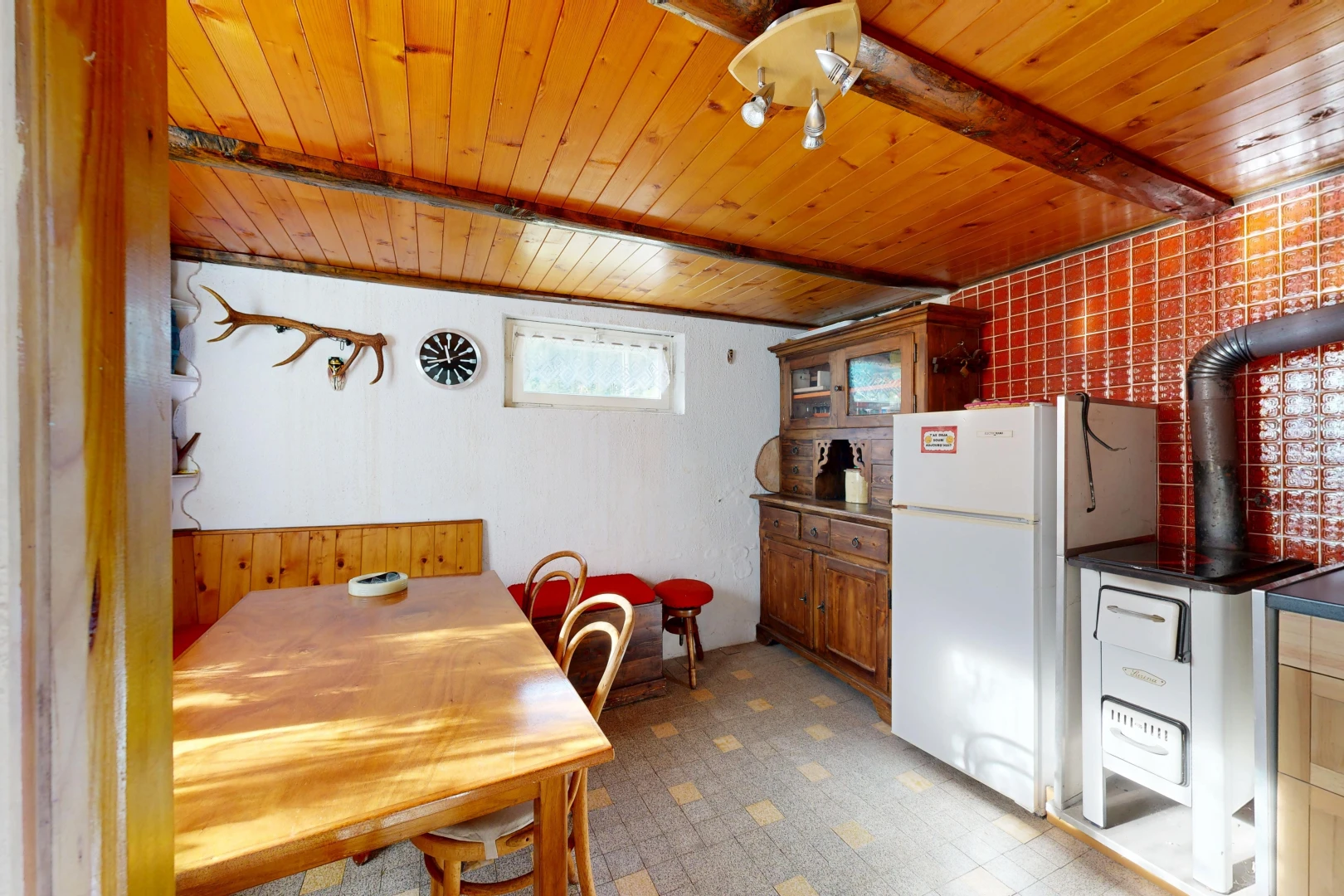 cuisine avec vinyl floor, sol en vinyle, éclairage sur rail, vinyl tile, et réfrigérateur