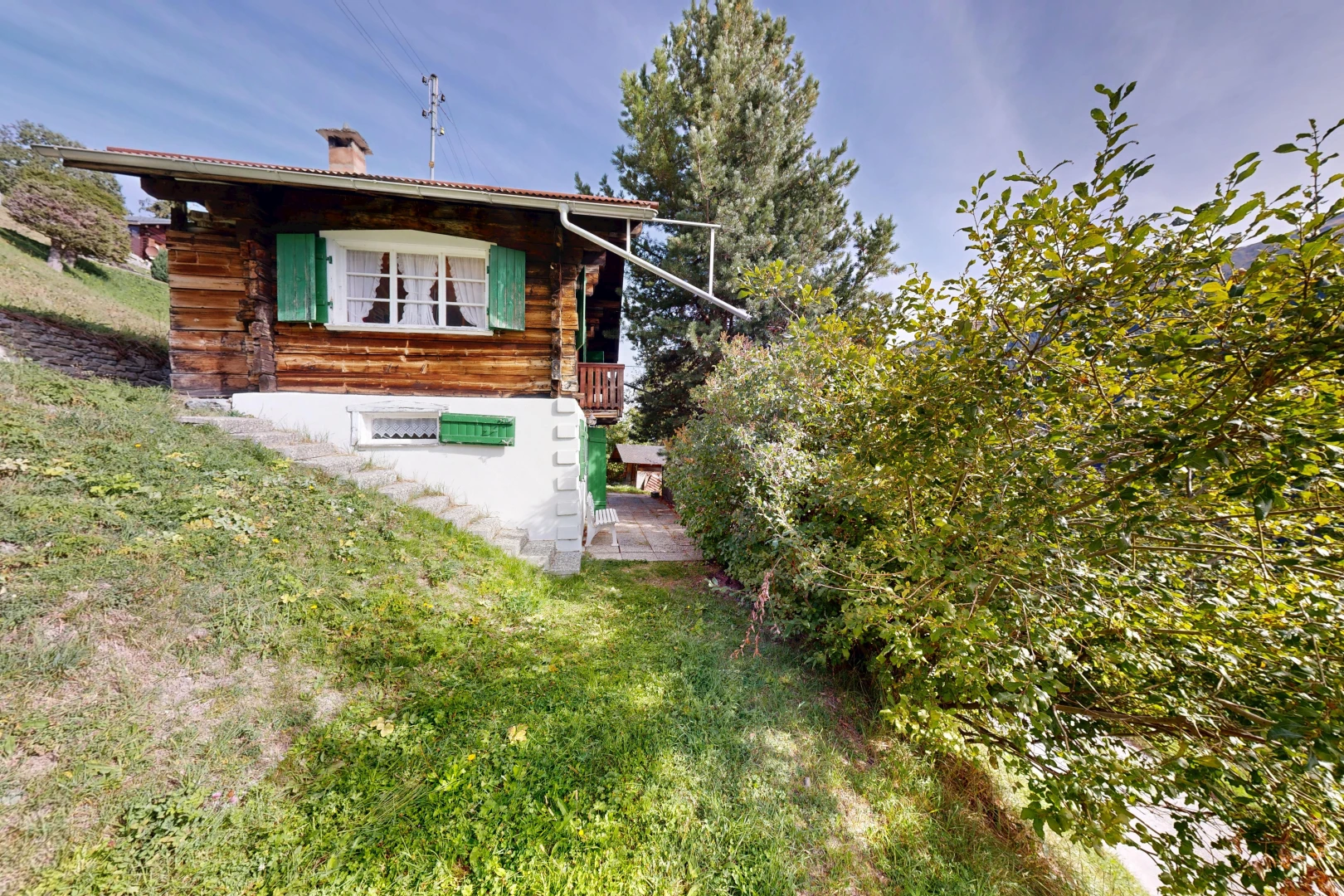 façade avec property visible, pelouse, cheminée, from property, et bardage en rondins
