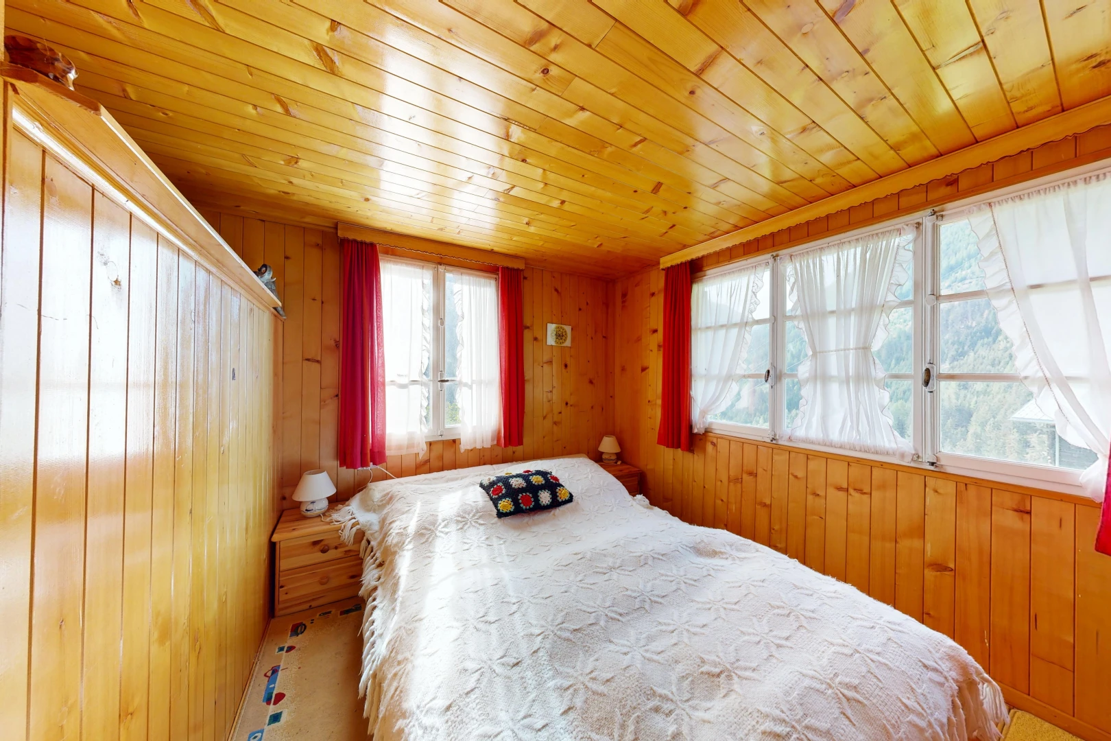 chambre avec lumière naturelle, wood ceiling, plafond en bois, dated wood wall, et wood wall