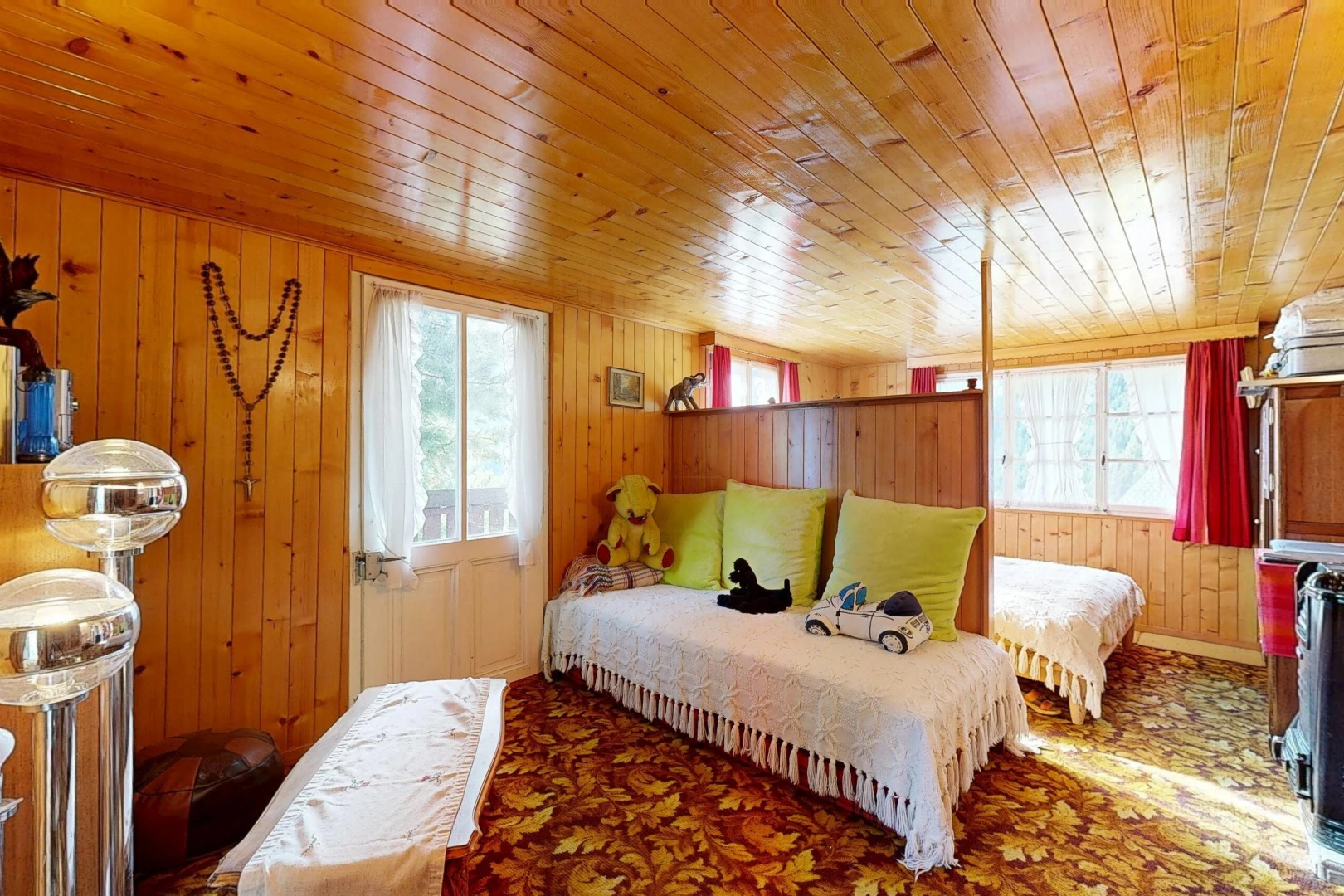 chambre avec dated wood wall, mur en bois, wood wall, moquette, et carpet