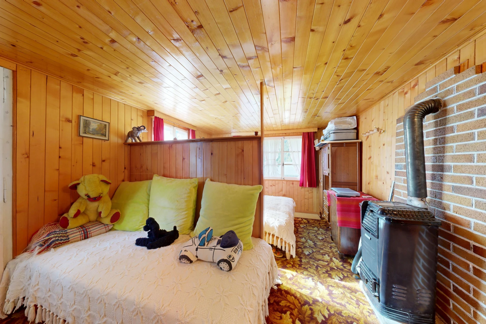 chambre avec poêle à bois, inside property, plafond en bois, wood ceiling, et mur en bois