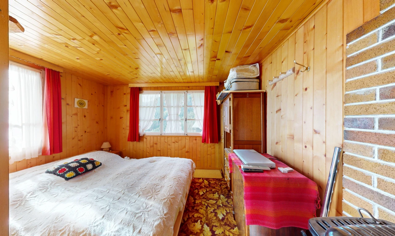 chambre avec dated wood wall, wood wall, mur en bois, wood ceiling, et plafond en bois
