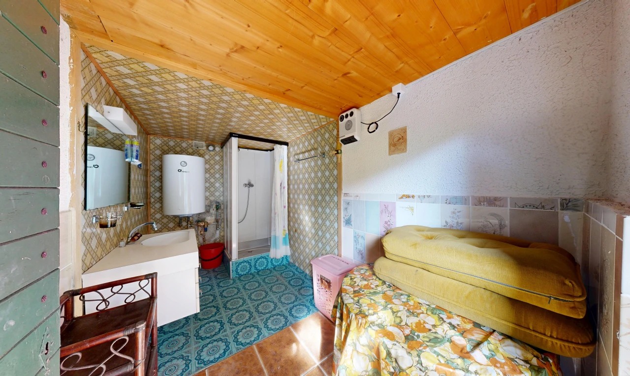 salle de bains avec douche, salle de bain complète, miroir, évier, et lavabo (ou coiffeuse selon le contexte)