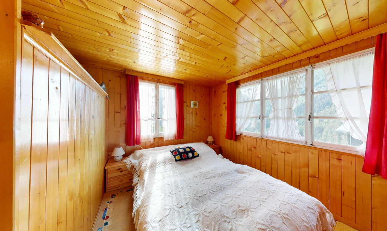 chambre avec lumière naturelle, wood ceiling, plafond en bois, dated wood wall, et wood wall