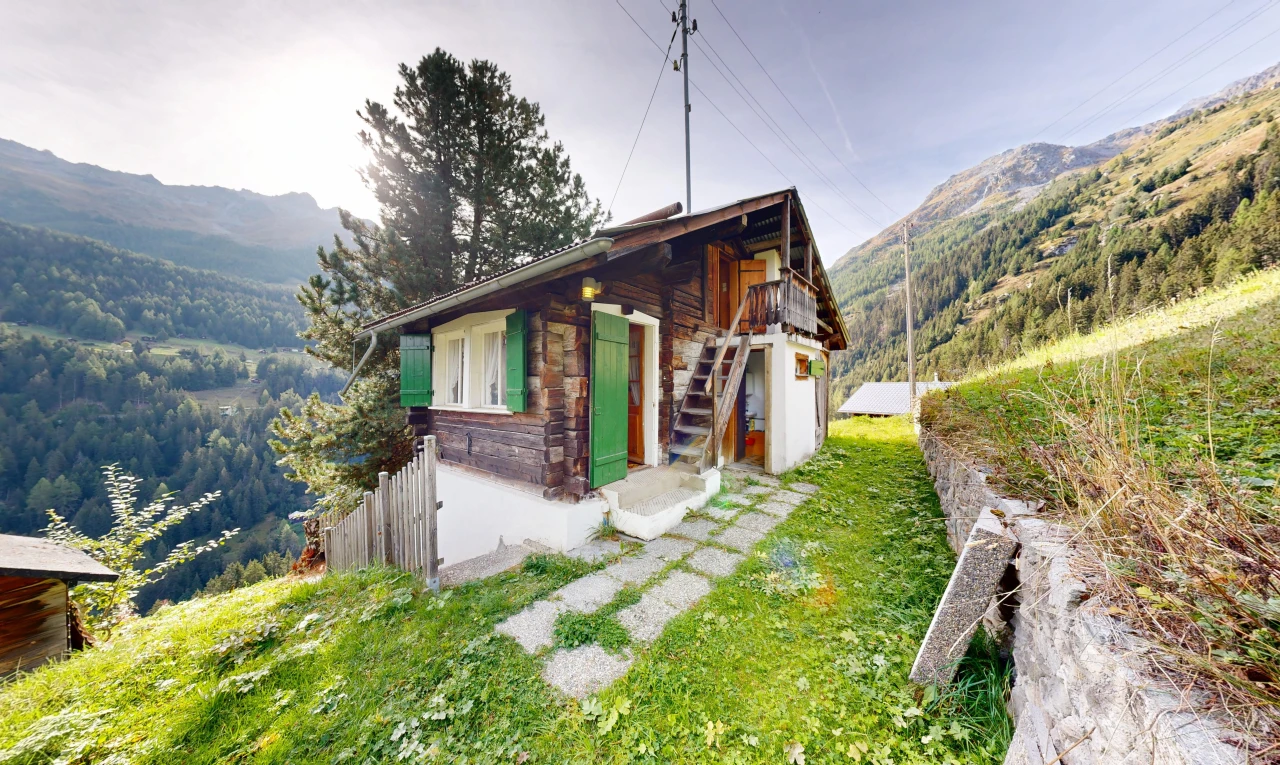 façade avec mountain view, vue sur la montagne, property visible, power lines view, et escaliers
