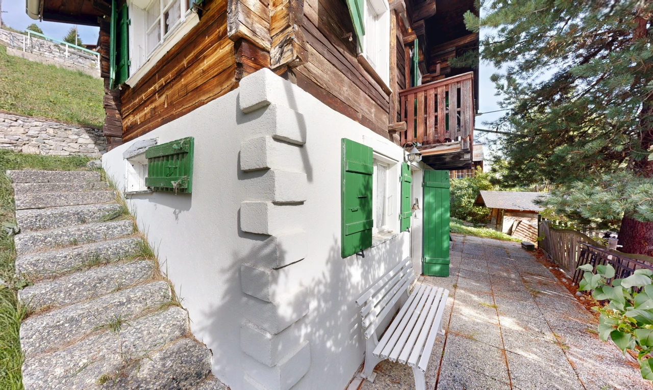 façade avec property visible, from property, et balcon