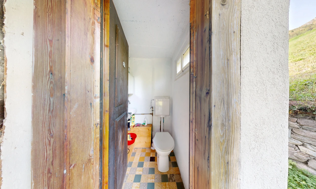 salle de bains avec vinyl floor, sol en vinyle, vinyl tile, toilette, et light floor