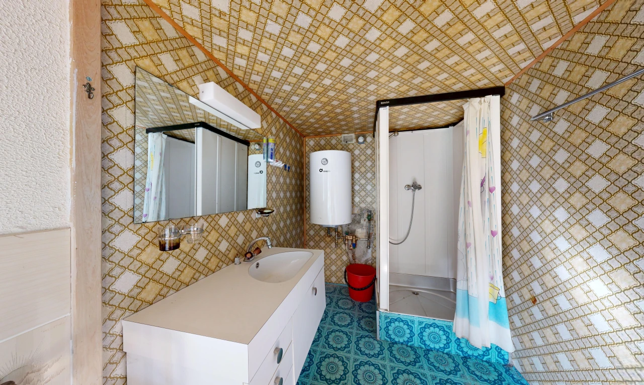 salle de bains avec douche, salle de bain complète, miroir, évier, et inside property