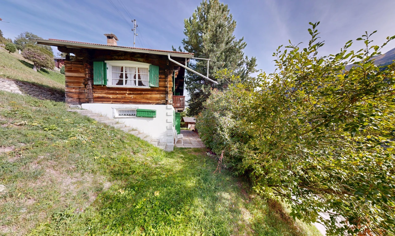 façade avec property visible, pelouse, cheminée, from property, et bardage en rondins