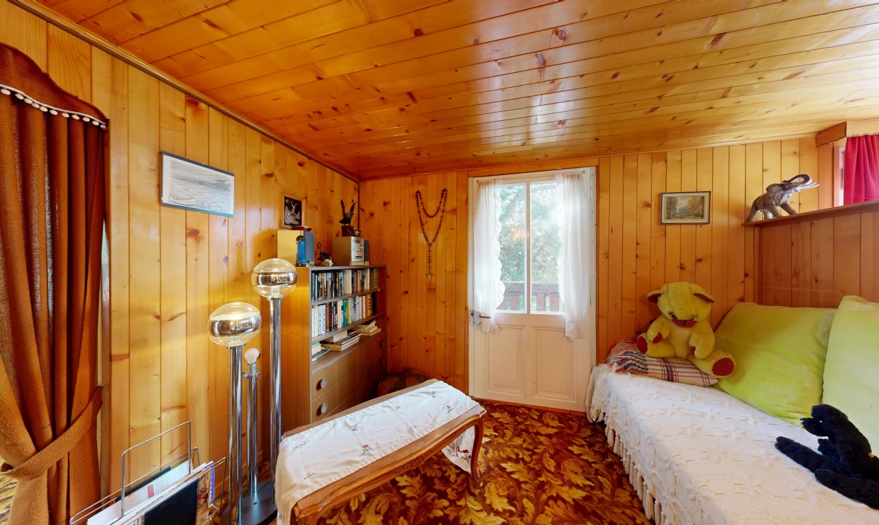 chambre avec wood ceiling, plafond en bois, dated wood wall, wood wall, et mur en bois